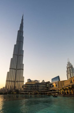 DUBAI, BİRLİK ARAB EMIRATES - 04 Aralık 2018: Dubai 'deki Burj Halife ve Dubai Alışveriş Merkezi, Birleşik Arap Emirlikleri