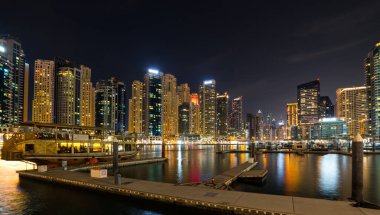 DUBAI, BİRLİK ARAB EMIRATES - 05 Aralık 2018: Dubai Marina 'nın gökdelenleri, Birleşik Arap Emirlikleri' nin Dubai şehrindeki yapay bir kanal şehri