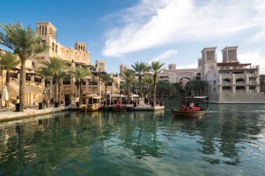 DUBAI, BİRLİK ARAB EMIRATES - 05 Aralık 2018: Madinat Jumeirah the Arab Resort - Dubai, Birleşik Arap Emirlikleri 'nde 5 yıldızlı bir tatil beldesi.