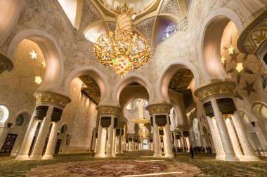 Birleşik Arap Emirlikleri 'nin başkenti Abu Dabi' deki Şeyh Zayed Büyük Camii 'nin içi.