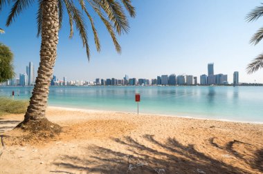 Abu Dabi 'nin merkezindeki gökdelenlerin manzarası, Birleşik Arap Emirlikleri