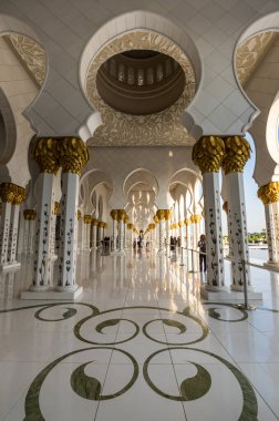 Birleşik Arap Emirlikleri 'nin başkenti Abu Dabi' deki Şeyh Zayed Büyük Camii. Ülkedeki en büyük camidir.