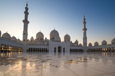 Birleşik Arap Emirlikleri 'nin başkenti Abu Dabi' deki Şeyh Zayed Büyük Camii. Ülkedeki en büyük camidir.