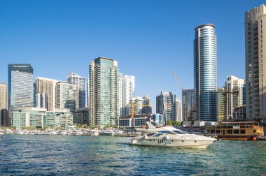 DUBAI, BİRLİK ARAB EMIRATES - 08 Aralık 2018: Dubai Marina 'nın gökdelenleri, Birleşik Arap Emirlikleri' nin Dubai şehrindeki yapay bir kanal şehri