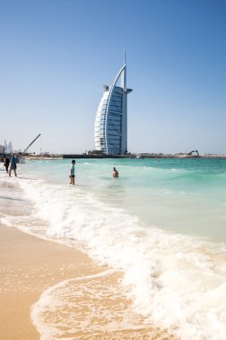 DUBAI, BİRLİK ARAB EMIRATES - 08 Aralık 2018: Dubai 'deki ünlü Seven Star Hotel Burj Al Arab, Birleşik Arap Emirlikleri' ndeki Jumeira plajından görüntü