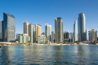 DUBAI, BİRLİK ARAB EMIRATES - 08 Aralık 2018: Dubai Marina 'nın gökdelenleri, Birleşik Arap Emirlikleri' nin Dubai şehrindeki yapay bir kanal şehri