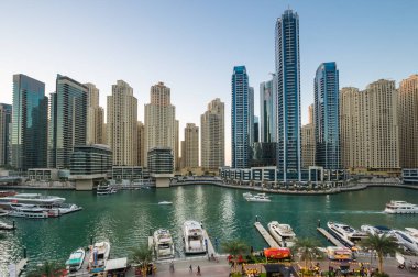 DUBAI, BİRLİK ARAB EMIRATES - 08 Aralık 2018: Dubai Marina 'nın gökdelenleri, Birleşik Arap Emirlikleri' nin Dubai şehrindeki yapay bir kanal şehri