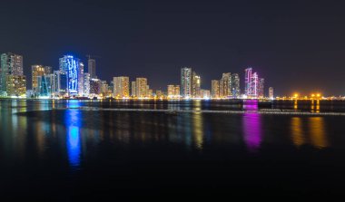 Birleşik Arap Emirlikleri 'nin en kalabalık üçüncü şehri olan Sharjah' ın gece manzarası.
