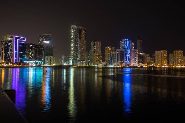 Birleşik Arap Emirlikleri 'nin en kalabalık üçüncü şehri olan Sharjah' ın gece manzarası.