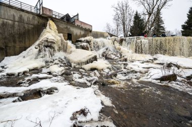 Kısmen donmuş Keila-Joa Şelalesi Tallinn, Estonya yakınlarında
