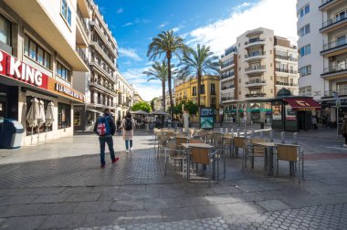 SEVILLE, SPAIN - 06 Nisan 2019: İspanya 'nın büyük bir turizm merkezi olan Seville' in tarihi merkezinde sokak manzarası