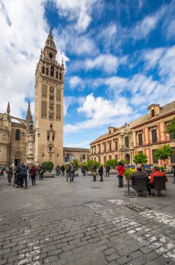 SEVILLE, İspanya - 06 Nisan 2019: Sevilla Katedrali Seville 'de Giralda ile birlikte, İspanya' da büyük bir turizm merkezi