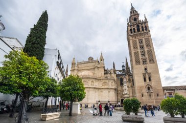 SEVILLE, İspanya - 06 Nisan 2019: Sevilla Katedrali Seville 'de Giralda ile birlikte, İspanya' da büyük bir turizm merkezi