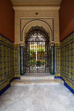 Seville 'in tarihi merkezinde eski bir ev, İspanya' da büyük bir turizm merkezi.