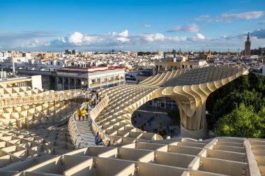SEVILLE, SPAIN - 06 Nisan 2019: Metropol Şemsiyesi İspanya 'nın Seville şehrinin eski semtinde La Encarnacion Meydanı' nda bulunan ahşap bir yapıdır.