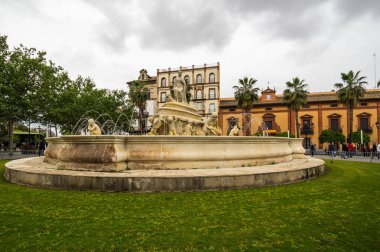 SEVILLE, SPAIN - 07 Nisan 2019: İspanya 'nın büyük bir turizm merkezi olan Seville' in tarihi merkezinde sokak manzarası