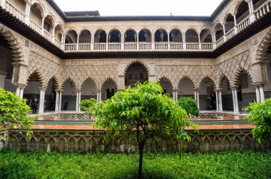 SEVILLE, SPAIN - 07 Nisan 2019: The Royal Alcazars of Seville, İspanya 'da Kastilya Kralı Peter için yapılmış bir kraliyet sarayı.