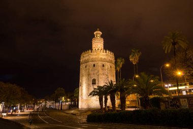 SEVILLE, İspanya - 07 Nisan 2019: Torre del Oro, İspanya 'nın büyük bir turizm merkezi olan Seville' deki tarihi kireçtaşı kulesi