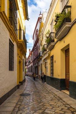 SEVILLE, SPAIN - 08 Nisan 2019: İspanya 'nın büyük bir turizm merkezi olan Seville' in tarihi merkezinde sokak manzarası