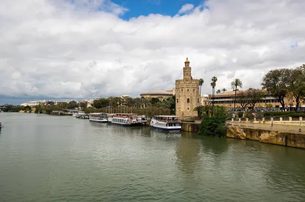 Seville Hiszpania Kwiecień 2019 Widok Rzekę Guadalkivir Torre Del Oro — Zdjęcie stockowe