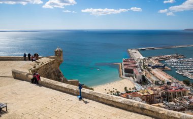 ALICANTE, İSPAN - 09 Nisan 2019: Santa Barbara Şatosu İspanya 'nın Alicante şehrinde bir kaledir.