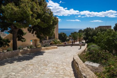 ALICANTE, İSPAN - 09 Nisan 2019: Santa Barbara Şatosu İspanya 'nın Alicante şehrinde bir kaledir.