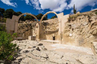 Santa Barbara Kalesi, İspanya 'nın Alicante şehrinde bir kaledir.
