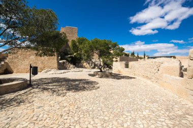Santa Barbara Kalesi, İspanya 'nın Alicante şehrinde bir kaledir.