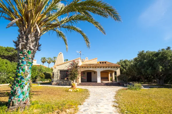 İspanya 'nın Torrevieja kentindeki Akdeniz kıyısındaki evin manzarası