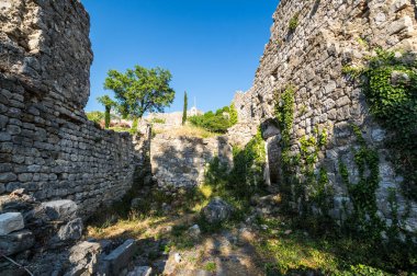 Karadağ 'ın Stari Bar (Eski Bar) kentindeki cadde manzarası