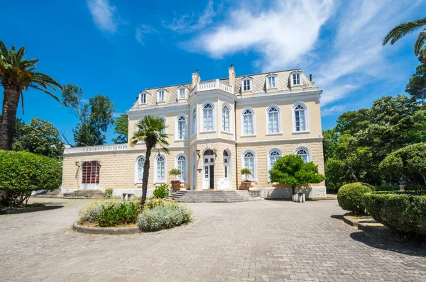 Kral Nikola 'nın Baro Sarayı, Karadağ' ın güneyinde bir kıyı kasabası ve liman kenti