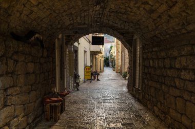 BUDVA, MONTENEGRO - 28 Haziran 2019: Karadağ 'ın Eski Budva kentindeki cadde manzarası