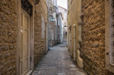 Karadağ 'ın Eski Budva kentindeki cadde manzarası