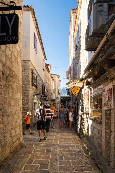 BUDVA, MONTENEGRO - 28 Haziran 2019: Karadağ 'ın Eski Budva kentindeki cadde manzarası