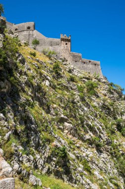 Karadağ 'ın Kotor kenti yakınlarındaki dağlarda antik Aziz John Kalesi