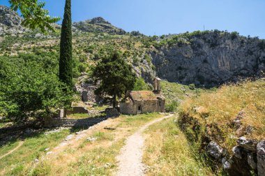 Karadağ 'ın Kotor Kalesinin yanındaki dağlarda eski bir kilise
