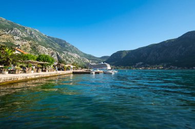 KOTOR, MONTENEGRO - 29 Haziran 2019: Kotor Körfezi Panoraması ve Karadağ