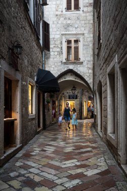 KOTOR, MONTENEGRO - 29 Haziran 2019: Karadağ 'ın Eski Kotor kentindeki cadde manzarası