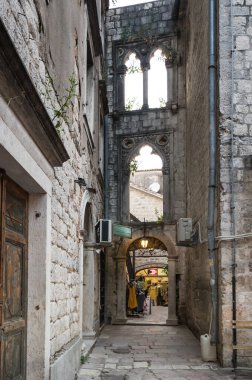 KOTOR, MONTENEGRO - 29 Haziran 2019: Karadağ 'ın Eski Kotor kentindeki cadde manzarası