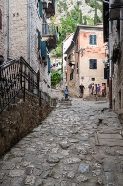 KOTOR, MONTENEGRO - 29 Haziran 2019: Karadağ 'ın Eski Kotor kentindeki cadde manzarası