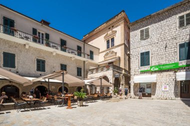 KOTOR, MONTENEGRO - 30 Haziran 2019: Karadağ 'ın Eski Kotor kentindeki cadde manzarası