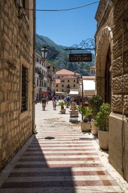 KOTOR, MONTENEGRO - 30 Haziran 2019: Karadağ 'ın Eski Kotor kentindeki cadde manzarası