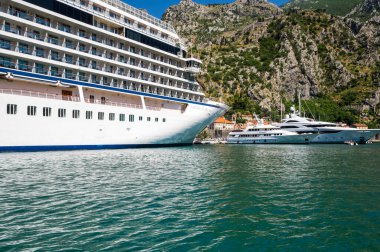 KOTOR, MONTENEGRO - 30 Haziran 2019: Karadağ 'ın Kotor kentindeki büyük yolcu gemisinin görüntüsü