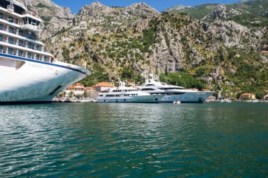 KOTOR, MONTENEGRO - 30 HAZİRAN 2019: Karadağ 'ın Kotor körfezindeki yat manzarası