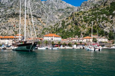 KOTOR, MONTENEGRO - 30 HAZİRAN 2019: Karadağ 'ın Kotor körfezindeki yat manzarası