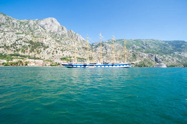 Kotor Montenegro Červen 2019 Pohled Loď Zátoce Kotor Černá Hora — Stock fotografie