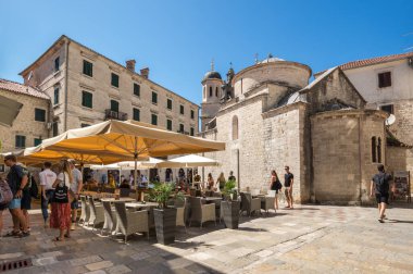 KOTOR, MONTENEGRO - 30 Haziran 2019: Karadağ 'ın Eski Kotor kentindeki cadde manzarası