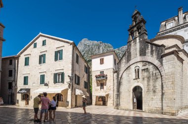 KOTOR, MONTENEGRO - 30 Haziran 2019: Karadağ 'ın Piazza Greca meydanındaki Sveti Luka (Saint Luke) Kilisesi