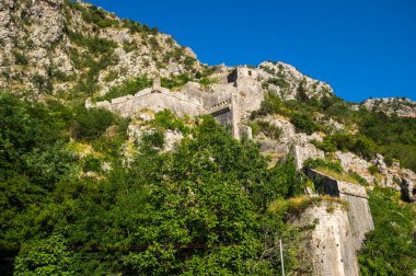 Karadağ 'ın Kotor kenti yakınlarındaki dağlarda antik Aziz John Kalesi