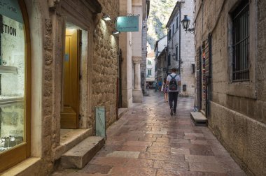 KOTOR, MONTENEGRO - 30 Haziran 2019: Karadağ 'ın Eski Kotor kentindeki cadde manzarası
